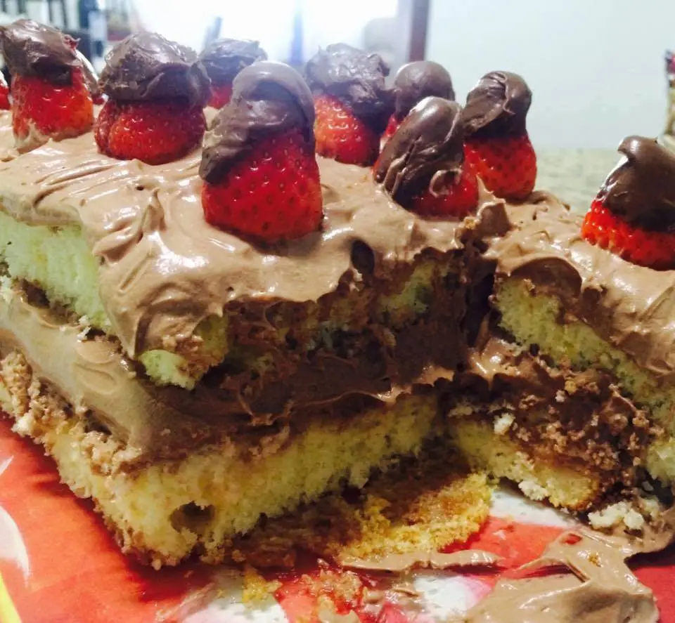 Bolo de Leite Ninho com Nutella, Decorado com morangos