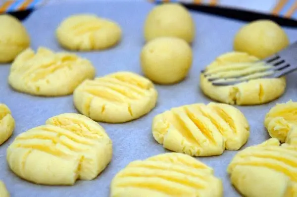 Biscoitinhos de Queijo Parmesão 5 biscoitinhos de queijo parmesão