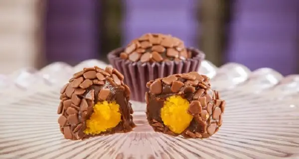 Brigadeiro Recheado com Bolo de Cenoura 5 brigadeiro com bolo de cenoura