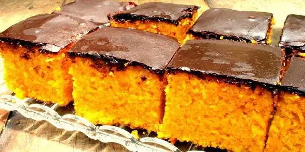 Bolo de Cenoura com Cobertura de Chocolate 1 bolo de cenoura tradicional