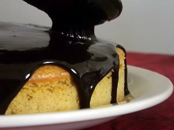 Calda de Chocolate para Bolos 1 Bolo com calda de chocolate