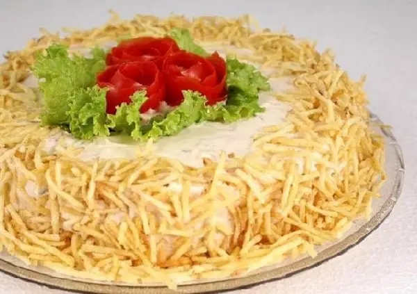 Torta Fria de Queijo e Presunto 3 torta fria de queijo e presunto, decorado com batata palha