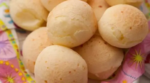 Pão de Queijo com 4 Ingredientes 6 pão de queijo 4 3