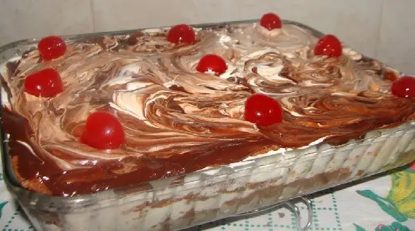 Bolo de Leite Ninho com Chocolate na Travessa 1 bolo de leite ninho