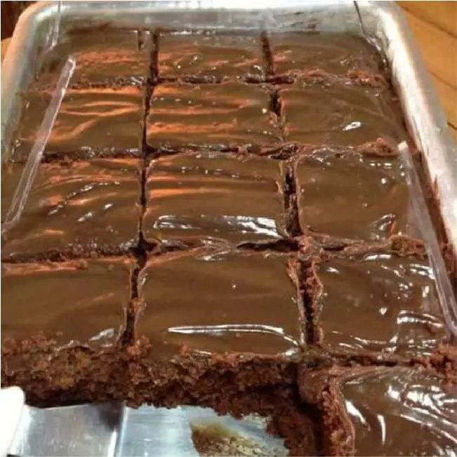 receita de bolo nega maluca fácil com cobertura de chocolate