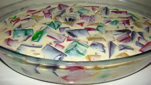 gelatina colorida, já pronta