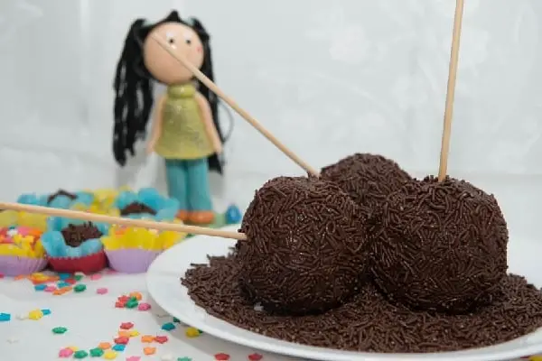 Maçã do Amor de Beijinho com Cobertura de Chocolate 3 maçã choc