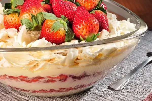 creme-de-chocolate-branco-com-morangos