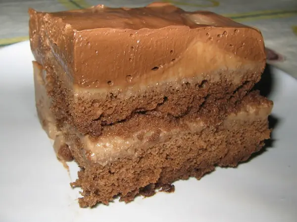 pave de chocolate, servido no prato