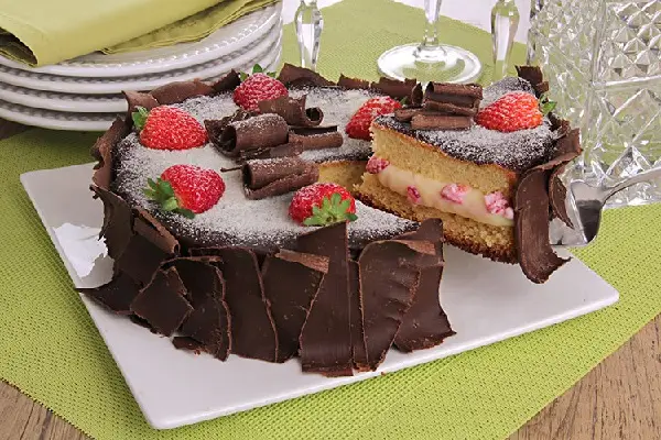 bolo de leite ninho com morango e chocolate