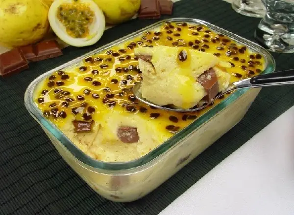 mousse de maracuja com pedaços de chocolate