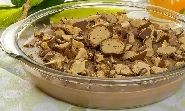 sobremesa de chocolate com bombons