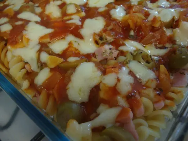 Macarrão de Forno com Queijo e Presunto 1 macarrao de forno com presunto e queijo