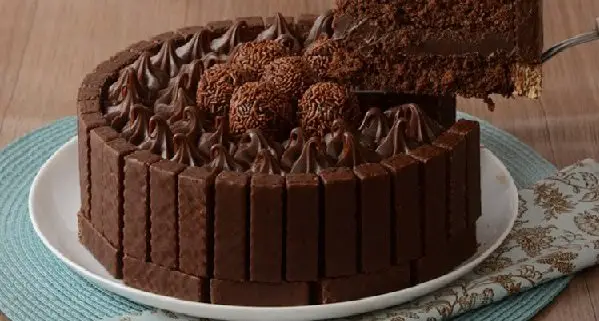 Bolo Brigadeiro Confeitado 1 bolo brigadeiro confeitado