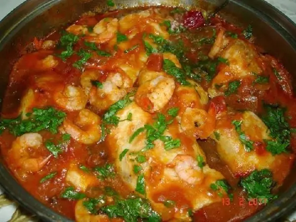 Cação ao Molho de Camarão 1 Cação ao Molho de Camarão na panela