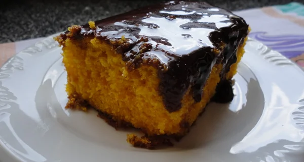 bolo de cenoura com calda de chocolate
