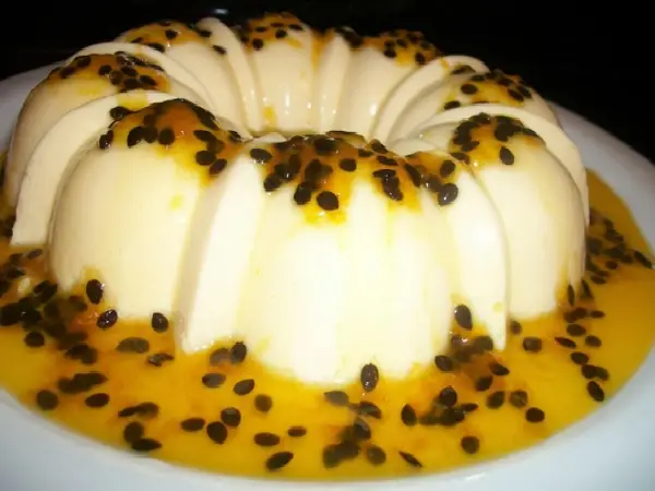 mousse de maracujá com calda, já pronto.