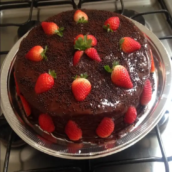 Bolo de Aniversário de Chocolate com Morangos 2 bolo de aniversario de chocolate com morangos