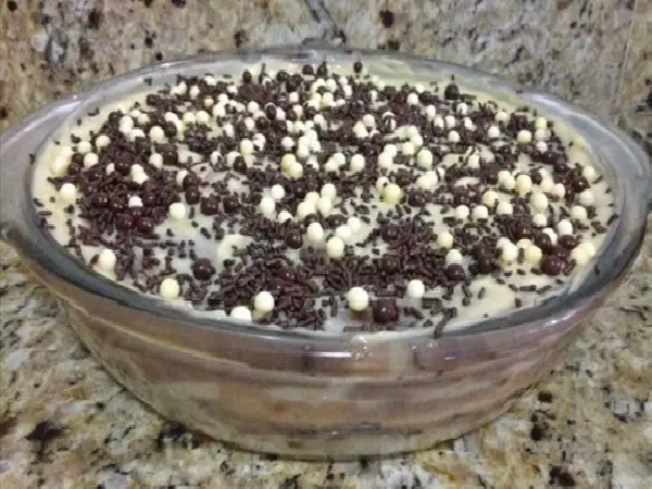 pave de bolacha com creme e chocolate