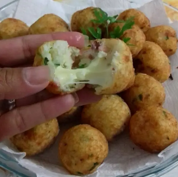 Bolinho de Arroz com Bacon e Mussarela 4 bolinho de arroz com bacon e mussarela
