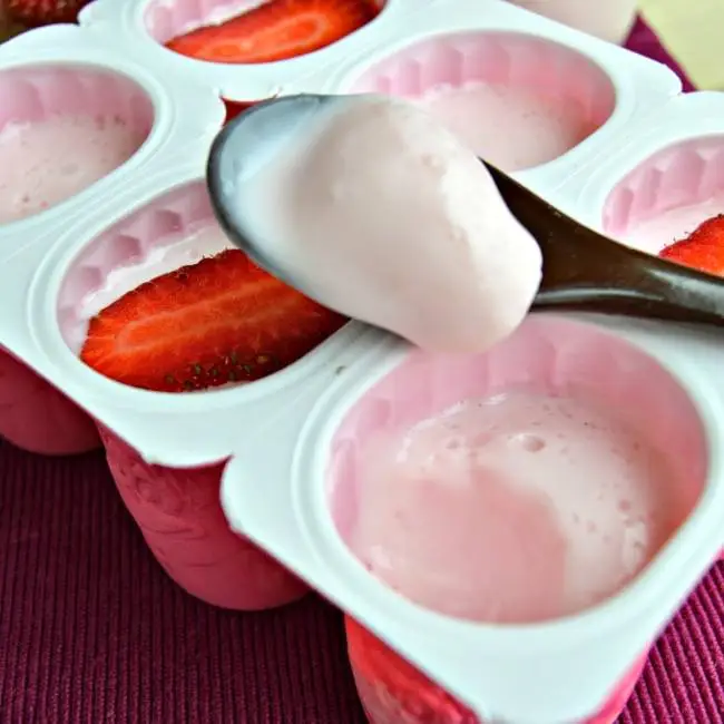 Danoninho Caseiro com Gelatina 3 Receita de Danoninho caseiro com gelatina, leite condensado, creme de leite, iogurte natural e nesquik morango