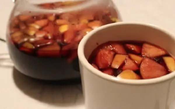 vinho quente com frutas, servido na caneca
