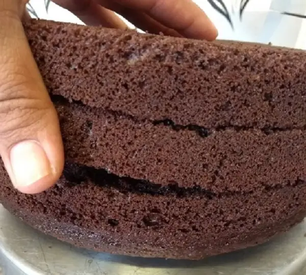 Bolo Pão de Ló de Chocolate Para Aniversário 1 bolo pão de ló de chocolate para aniversário, já pronto
