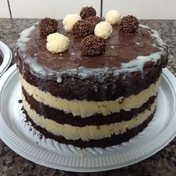 bolo prestígio de aniversário, decorado com brigadeiro e beijinho