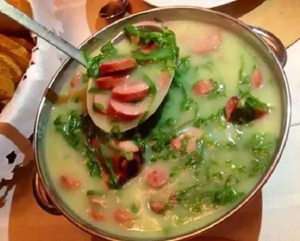 Caldo Verde 2 Delicioso caldo verde com linguiça defumada pronto para servir