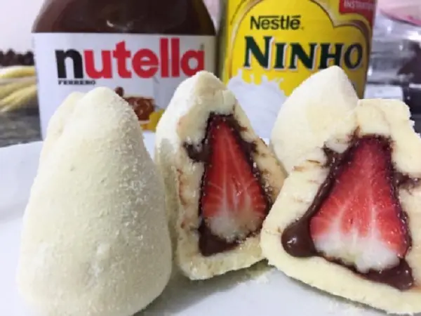 coxinha de leite ninho com morango