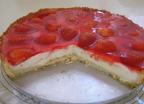 torta doce decorada com morangos