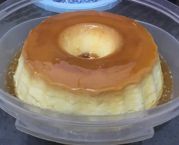 pudim grande de leite condensado, depois de pronto com calda