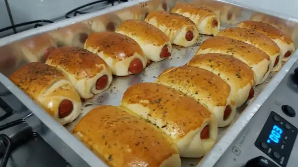 enroladinho de salsicha assado, pronto para servir