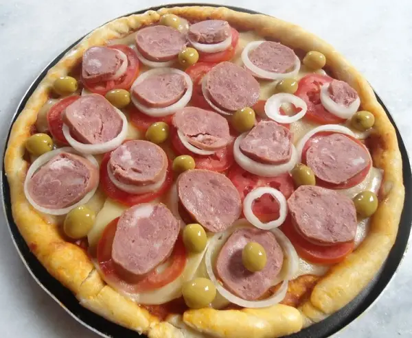 Massa de Pizza com 3 Ingredientes 5 pizza com calabresa e tomates