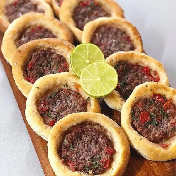 Receita de Esfiha Aberta de Carne 3 esfiha aberta de carne, decorado com limão