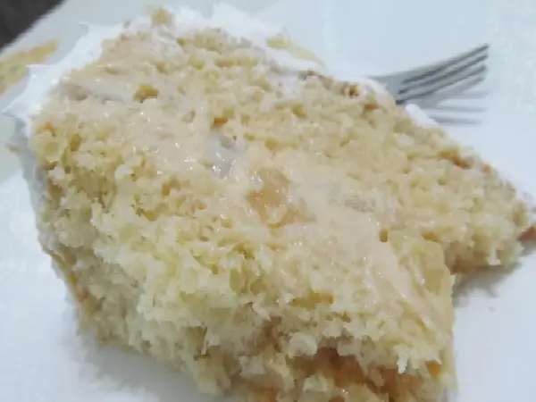 Recheio de Abacaxi Trufado 1 pedaço de bolo com recheio de abacaxi trufado