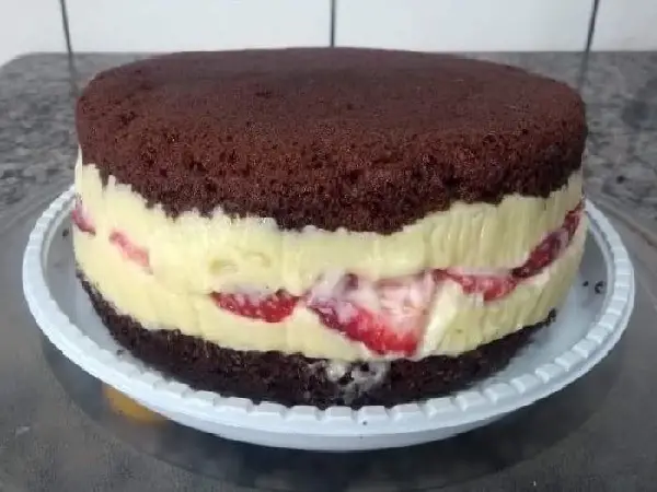 bolo de chocolate com recheio de chocolate branco com morangos