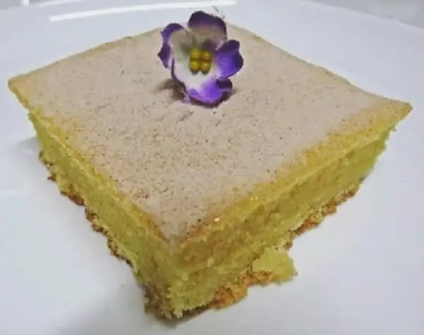 Bolo de Fubá com Cobertura de Leite Condensado 1 bolo de fubá com cobertura de leite condensado, pronto para servir