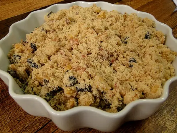 Farofa de Banana da Terra 5 farofa de banana da terra, servido na tigela.