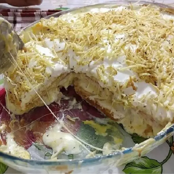 lanche de forno com creme de leite, servido no refratário