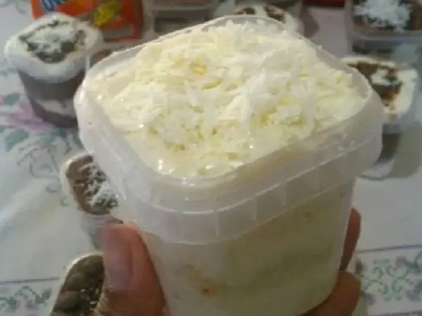 Bolo de pote com recheio de leite ninho