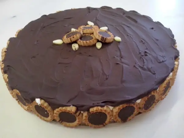 Torta Holandesa com Creme de Leite Fresco 2 torta holandesa com creme de leite fresco, decorado com bolacha