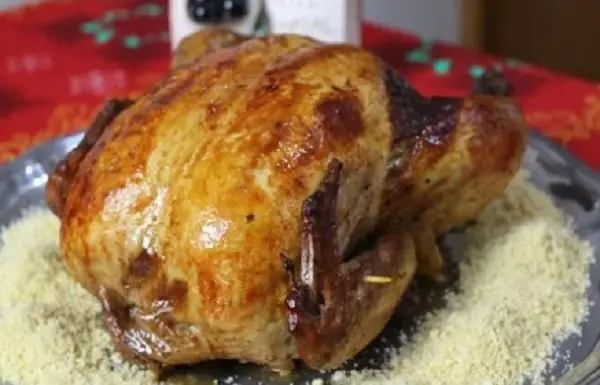 frango assado recheado, servido com farofa