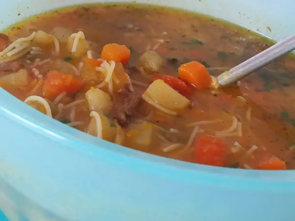 sopa de legumes com carne, já pronta