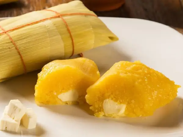 Pamonha Salgada 1 pamonha salgada, cortada no meio