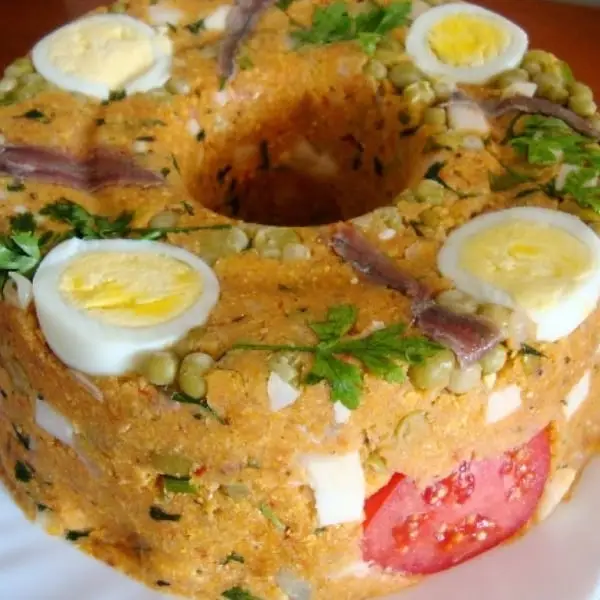 Cuscuz Paulista com Ovos, ervilha e tomate