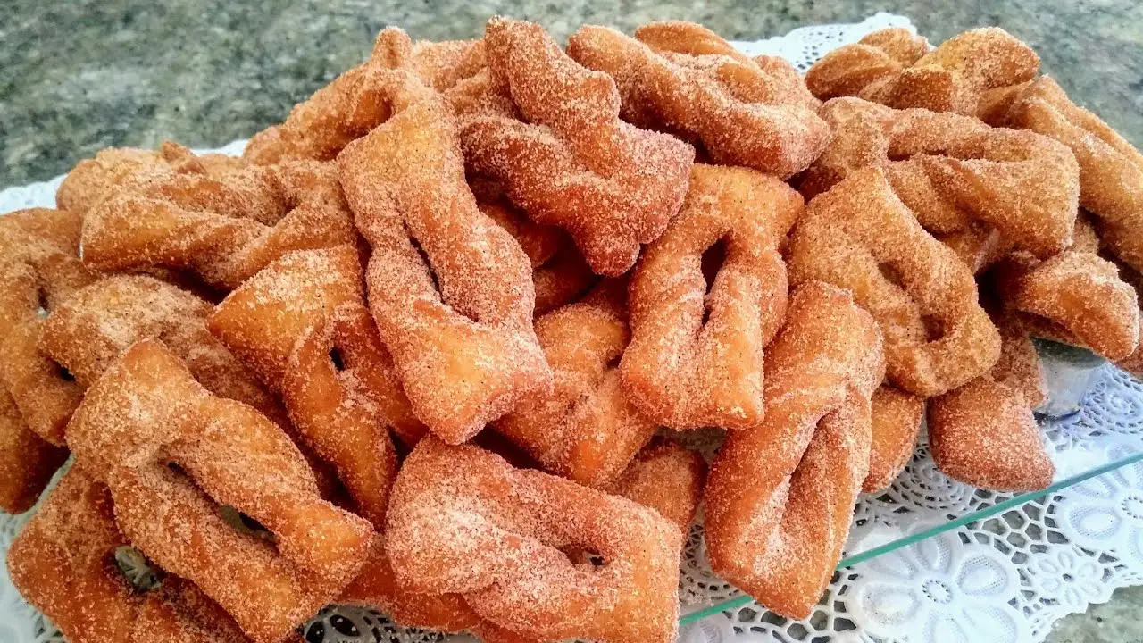 Orelha de gato servida em bandeja de vidro