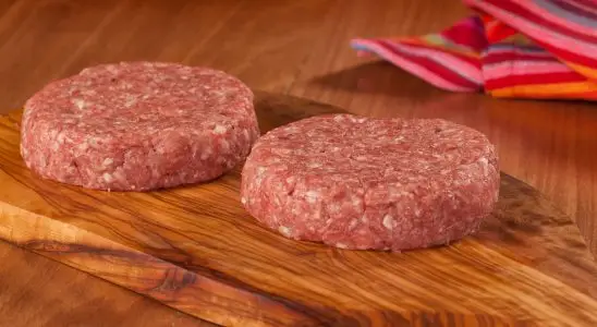 Hambúrguer artesanal fácil igual das melhores hamburguerias de São Paulo 1 Hambúrguer artesanal caseiro 2 unidades em uma tábua de carne