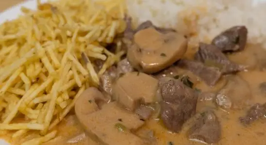 Strogonoff de carne com batata palha igual de restaurante para fazer ainda hoje 3 prato de strogonoff de carne com arroz e batata palha