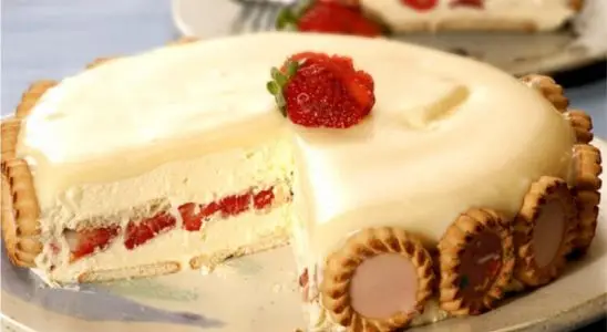 Torta holandesa de morango com chocolate fácil que fica igual de confeitaria 1 Torta holandesa de morango